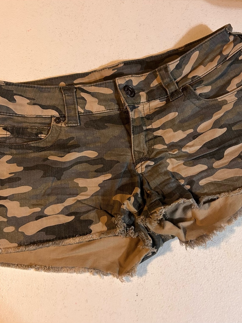 True Religion Keira Shorts Womens Size 28 Denim Raw Hem Low Rise Camouflage Y2K